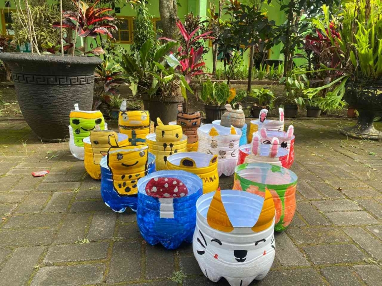 Model Pot Bunga Pengolahan Galon Bekas Sekali Pakai menjadi Pot Bunga yang Menarik SDN ...