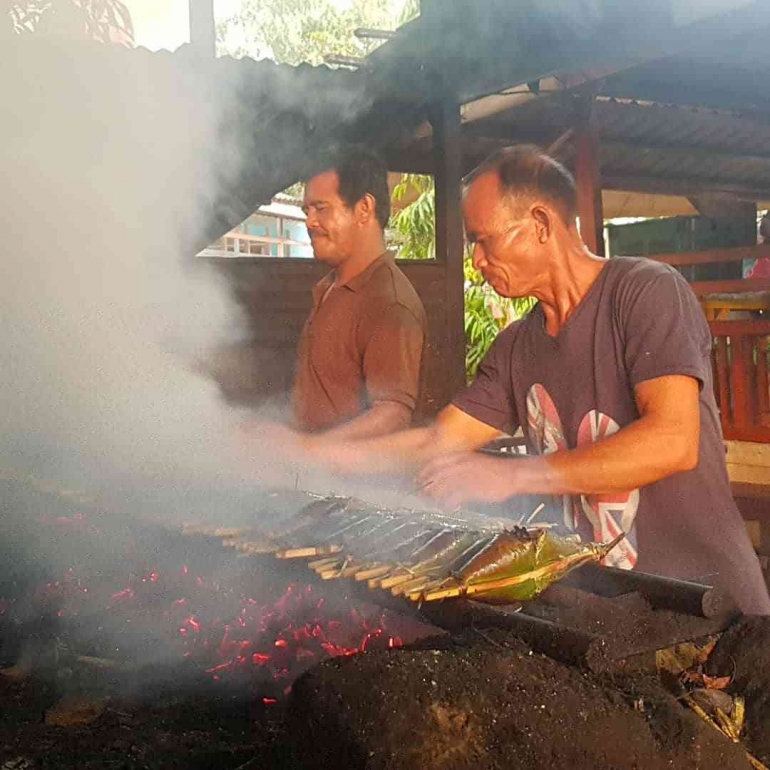 Pengkang dipanggang di bara batok kelapa agar rasa bumbu dan adonan ketan bercampur ebi bisa meresap (Foto: Ari Junaedi)