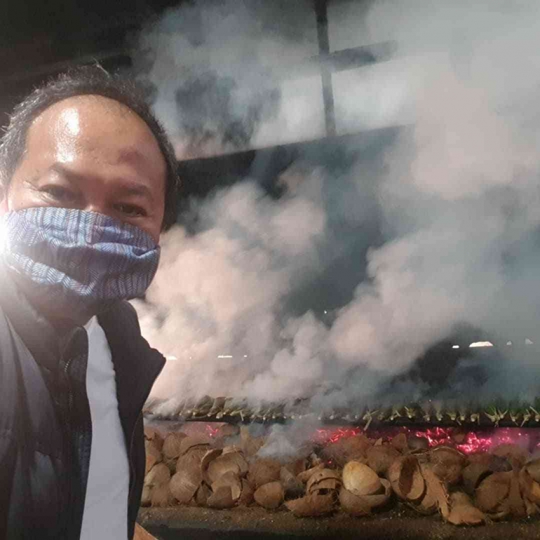 Batok kelapa yang menjadi bara api menjadi penyumbang kelezatan pengkang (Foto: Ari Junaedi)