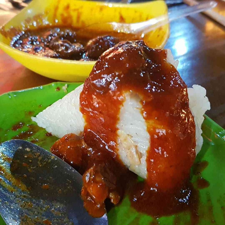 Pengkang yang dicocol sambal kepah adalah perpaduan yang lezat nan