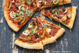 Ilustrasi pizza vegetarian oleh Simply Healthy Vegan