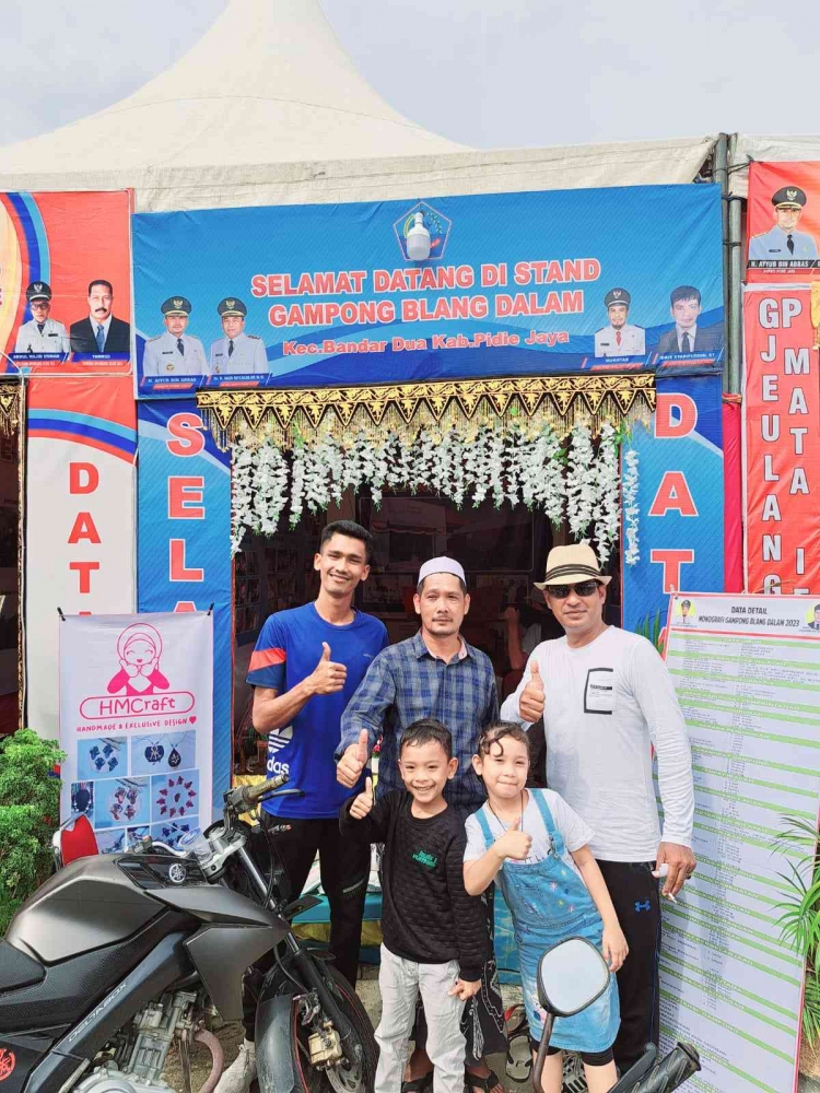 Tgk Junaidi Imum Gampong Blang Dalam Bersama Warga yang Mengunjungi Stand Tersebut 