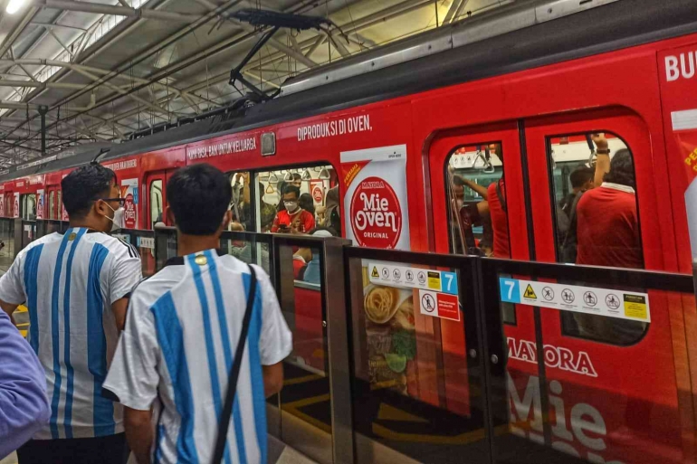 Fans Argentina bersiap naik MRT Jakarta (foto by widikuniawan) 