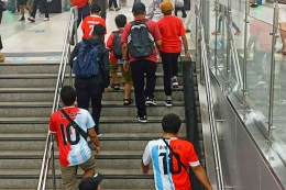 Penonton Indonesia vs Argentina berdatangan menggunakan MRT Jakarta (foto by widikuniawan) 