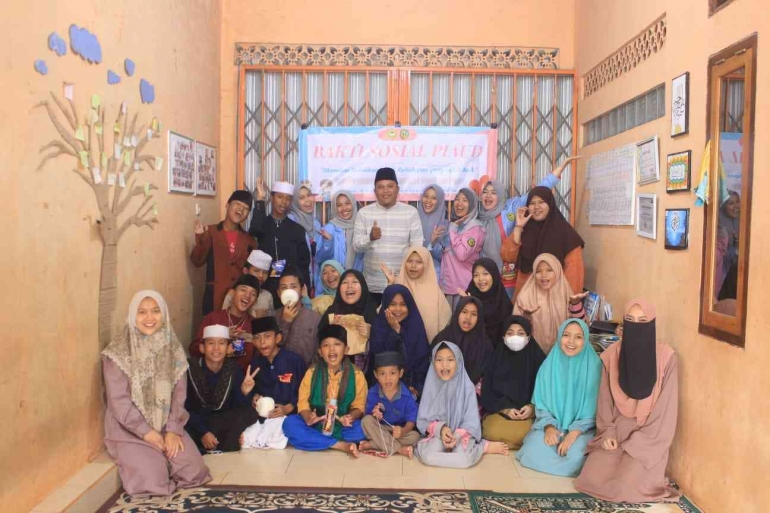 Foto: HMJ PIAUD, Wakil Presiden Mahasiswa, dengan Ketua dan anak-anak Yayasan Insan Cita Al - Firdaus (Dok. pribadi)