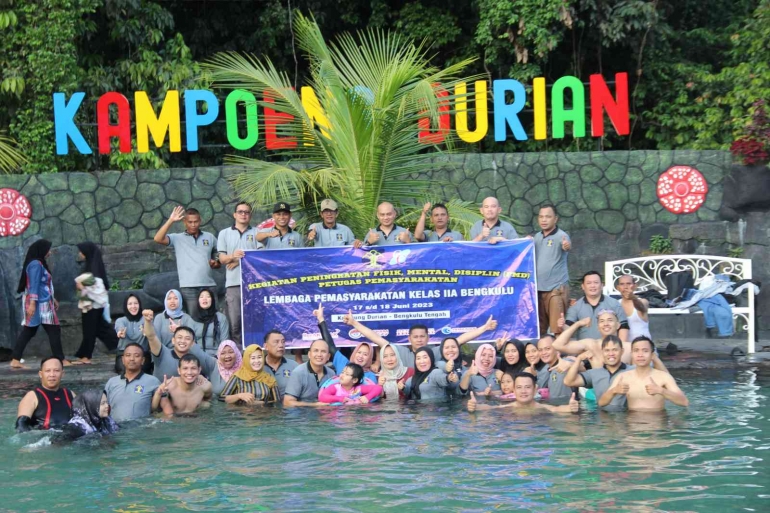 Foto Bersama setelah melakukan games di kolam renang Objek Wisata Kampung Durian. Doc. Humas Lapas Bengkulu