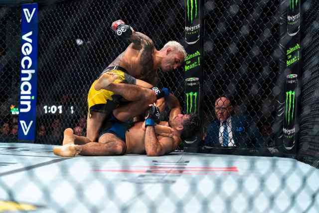 Gambar 3. Charles Oliveira menghantam Beneil Dariush di permainan bawah (Sumber: Yahoo Sports/UFC)