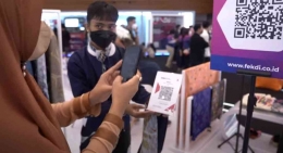 Pelanggan melakukan sistem pembayaran menggunakan QRIS. (Foto: Screenshot Youtube Bank Indonesia)