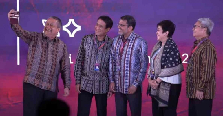 Gubernur Bank Indonesia Perry Warjiyo swa foto bersama perwakilan Bank Sentral negara ASEAN lainnya, Bali, 14 November 2022. (Foto: Bank Indonesia)