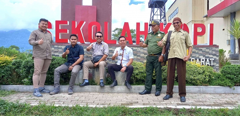 Tim Survey di lokasi Sekolah Kopi Lampung Barat (doc. Rasna).