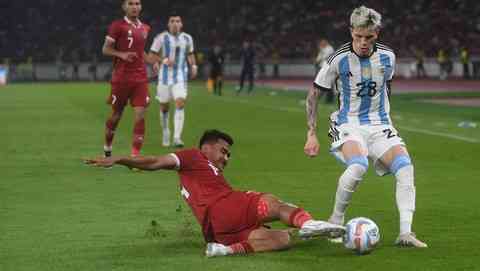 Asnawi Mangkualam berhasil mematikan permainan Alejandro Garnacho dalam laga FIFA Matchday antara Indonesia dan Argentina tadi malam (19/6/2023) (ANTARA FOTO/AKBAR NUGROHO GUMAY via cnnindonesia.com)