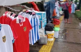 Penjualan jersey Timnas Indonesia dan Argentina di kawasan Senayan. Doc Pri