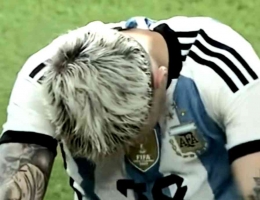 Alejandro Garnacho tertunduk menangis di lapangan sepakbola Stadion GBK saat laga FIFA Matchday Indonesia versus Argentina (19/6/2023) (Foto: Tangkapan layar TikTok @Garuda Suport)