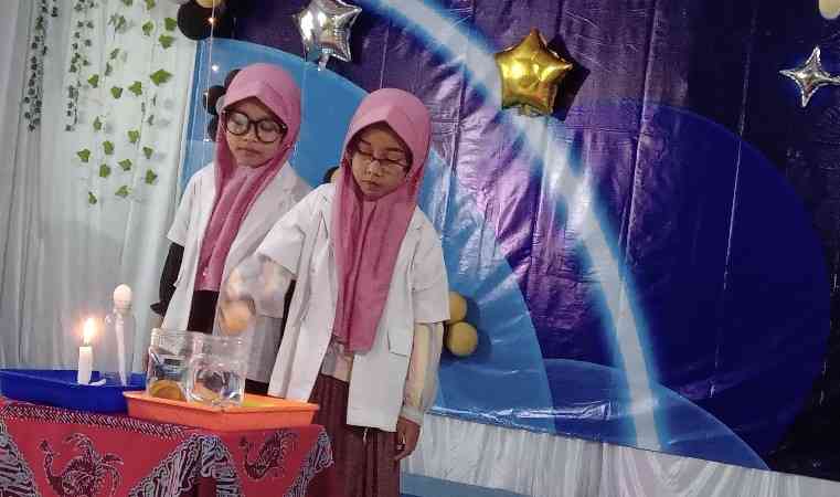 Dua siswa TKIT Eresha Salaman Magelang sedang melakukan eksperimen saat wisuda. (Sumber: dok TKIT Eresha)