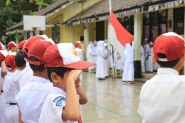 Potret murid-murid SDN Tanjung Sari 02 dalam kegiatan upacara bendera di hari Senin (13/02/23). Foto/Salsyabila Sukma