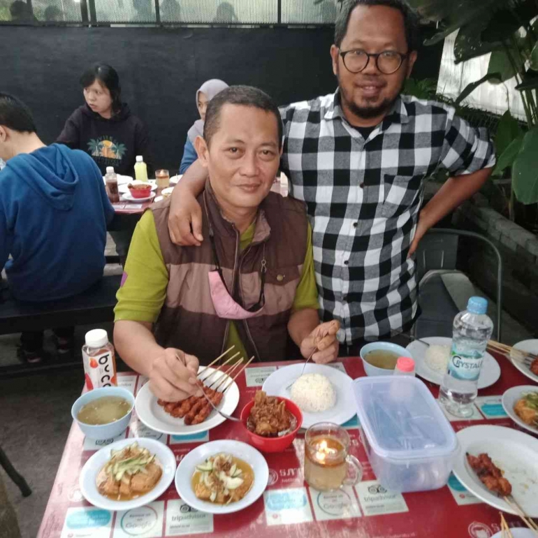 Foto bersama mas Joko Yugiyanto saat menikmati hidangan di Sate Ratu/Dok Pribadi