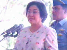 Wkl. Presiden RI, Megawati Soekarnoputri, meresmikan peningkatan daya TRIGA Mark II menjadi 2000 kW (2000) |Sumber: Nyukcruk Galur BATAN Bandung