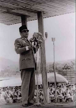 Presiden RI pertama, Ir. Soekarno, meresmikan Reaktor TRIGA Mark II Bandung (1965) | Sumber: Nyukcruk Galur BATAN Bandung