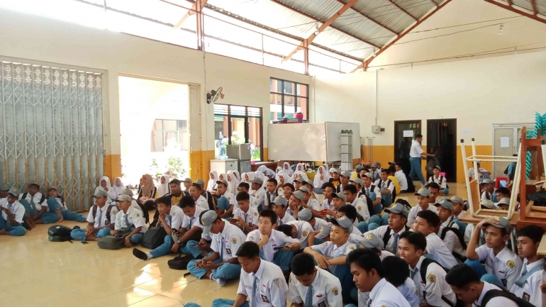 Siswa Sedang Nonton Bareng Di RPS PERTANIAN SMKN 8 JEMBER 