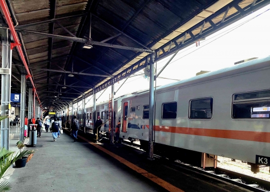 Kereta Banyubiru dari Balapan Solo tiba di Tawang Semarang (Dokpri)