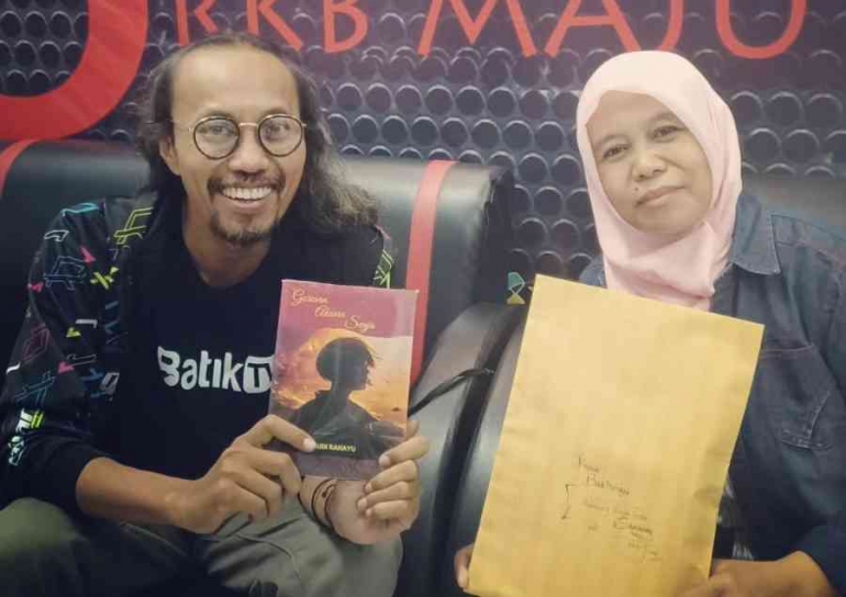Tukar kado: Saya dan Mbak Budi Rahayu saat bertukar kado di Studio Radio Kota Batik (dok.pribadi)