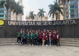 Foto Bersama Hima Penmas UNJ dan Unsika di Universitas Negeri Jakarta (Dokumentasi Pribadi Hima Penmas UNJ)