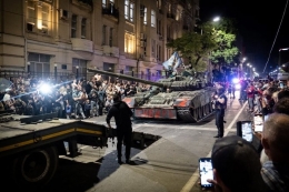 Anggota grup Wagner bersiap untuk mundur dari markas Distrik Militer Selatan untuk kembali ke markas mereka di Rostov-on-Don pada 24 Juni 2023. (AFP/ROMAN ROMOKHOV via Kompas.com)