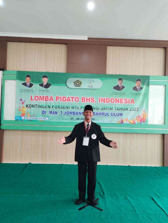 Seorang siswa saat lomba pidato bahasa Indonesia. Sumber: dokumen pribadi