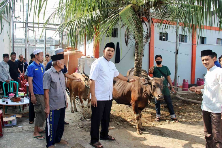 Ade Kusmanto dan warga binaan sebelum proses penyembelihan Hewan Qurban. Foto: Humas Lapas Bengkulu 