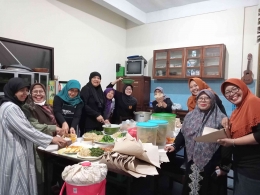 Guru-guru yang tergabung dalam seksi konsumsi, dokumentasi pribadi