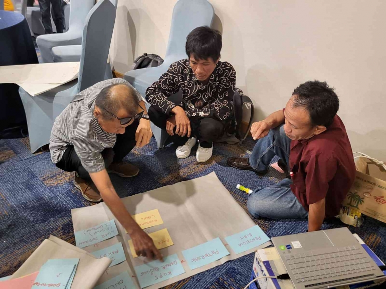 mentor Bapak Agung Wibowo sedang memberi pelajaran bagaimana menyusun BMC