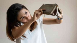 Ilustrasi konsumerisme yang menguras isi dompet. Foto: shutterstock