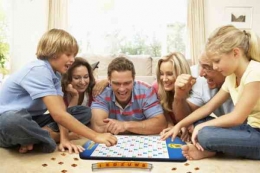 bermain scrable bersama seluruh anggota keluarga saat liburan-sumber gambar-popmama.com