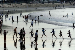 menimati indahna pantai untuk relaksasi anak-anak-sumber gambar-berita DIY pikiran rakyat