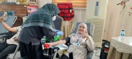 Direktur Medik dan Keperawatan, drg. Rita Monzona, MARS ikut mendonorkan darahnya I Sumber Foto: RSKO Jakarta
