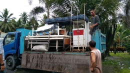 Loading bantuan dari RSUD Masohi kepada Polindes Snurta di Rumdai Pulau Nila (dokumentasi Inggar Lakotani)