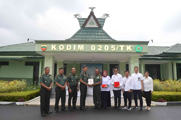 Dok Makodim 0205TK 05072023 terima sertifikat tanah Koramil 03/Beratagi Kodim 0205/TK dari Kantor BPN Kab. Karo 