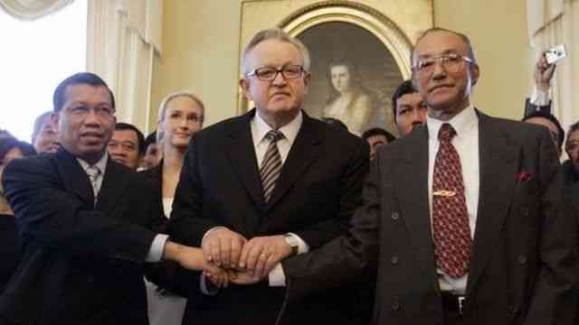 Sumber: bbcnews.com Perwakilan kedua pihak antara RI dengan perwakilan GAM setelah menandatangani MoU Helsinki (15/08/2005).
