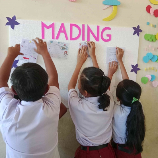penempelan karya siswa-dokumentasi pribadi