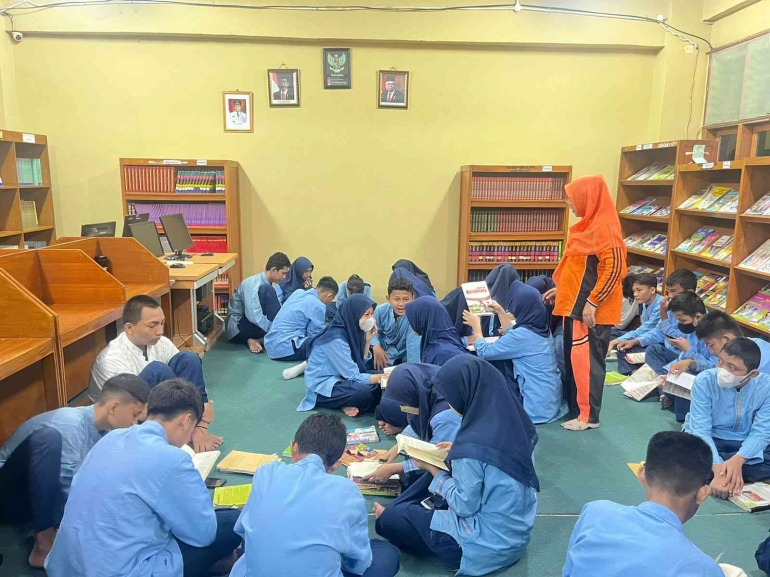 Kegiatan Literasi Dalam Perpustakaan//Sumber: DokPribadi