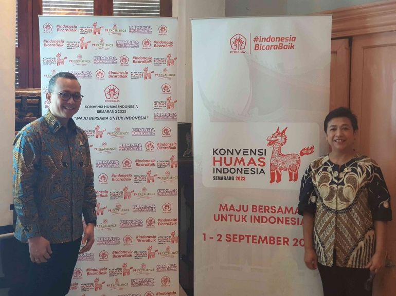 Boy Kelana Soebroto(Ketua umum Perhumas) dan Julia SKB(Ketua BPC Semarang). Dok. Perhumas