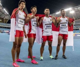 Lalu Zohri dan tiga pelari Indonesia lainnya pemenang emas lari estafet 4x100 meter di SEA Games 2023/ Antara Foto- Muhammad Adireja