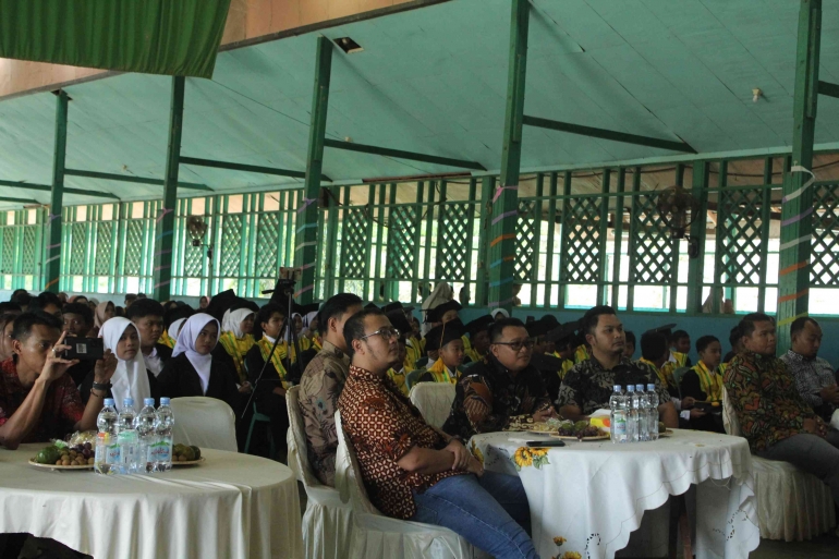 Foto tamu undangan dalam acara perpisahan SMP Indah Makmur. Sumber foto : SMP Indah Makmur.