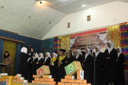 Foto pada saat siswa-siswi paduan suara menyanyikan lagu padamu negeri dan hymne guru. Sumber foto: SMP Indah Makmur.