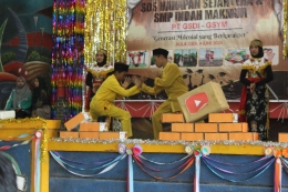 Foto penampilan siswa-siswi SMP Indah Makmur menampilkan pentas seni tari tradisional.                Sumber foto : SMP Indah Makmur.