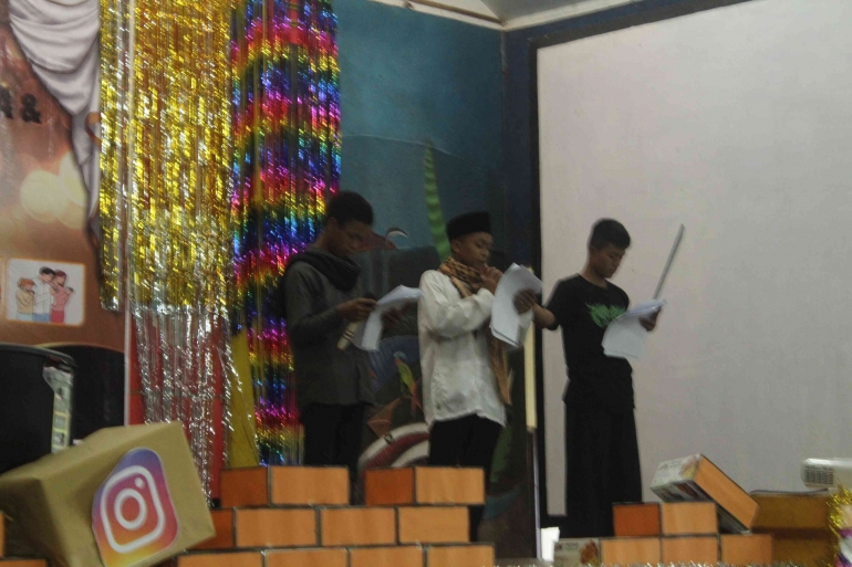 Foto penampilan siswa SMP Indah Makmur menampilkan pentas seni puisi berantai.  Sumber foto : SMP Indah Makmur.