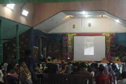 Foto pemutaran video kaleidoskop. Sumber foto : SMP Indah Makmur.
