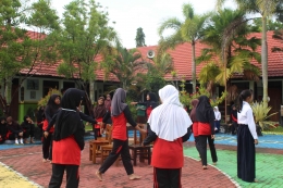 Foto peserta yang mengikuti lomba rebut kursi. Sumber gambar: SMP Indah Makmur.