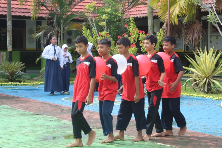 Foto peserta yang mengikuti lomba dempet balon. Sumber gambar: SMP Indah Makmur.