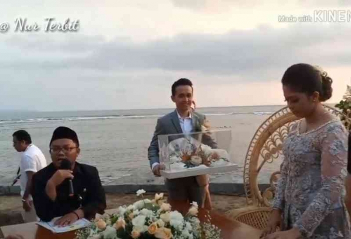 Penyerahan mahar pengantin pria ke wanita disaksikan penghulu (foto: Nur Terbit)